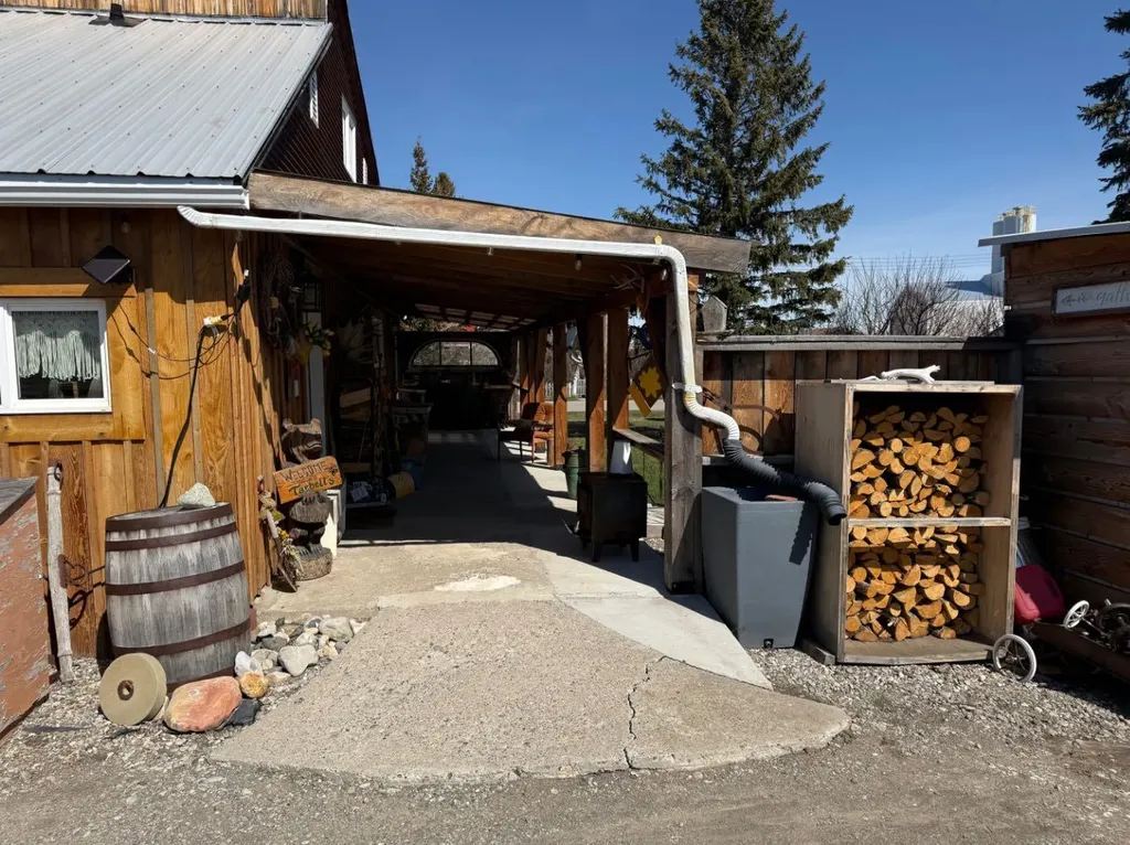205 Hamilton Avenue Lundbreck AB T0K 1H0