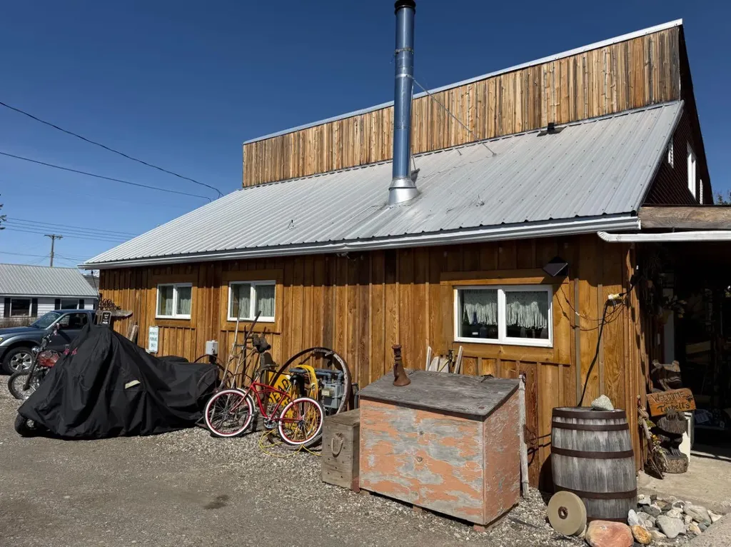 205 Hamilton Avenue Lundbreck AB T0K 1H0
