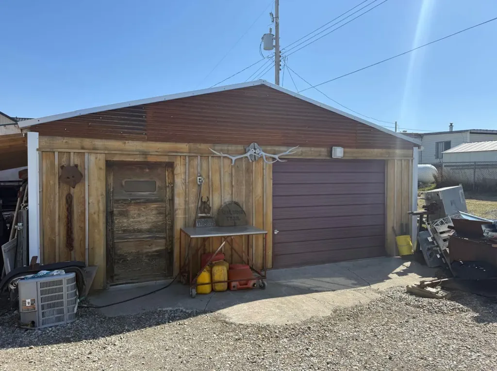 205 Hamilton Avenue Lundbreck AB T0K 1H0