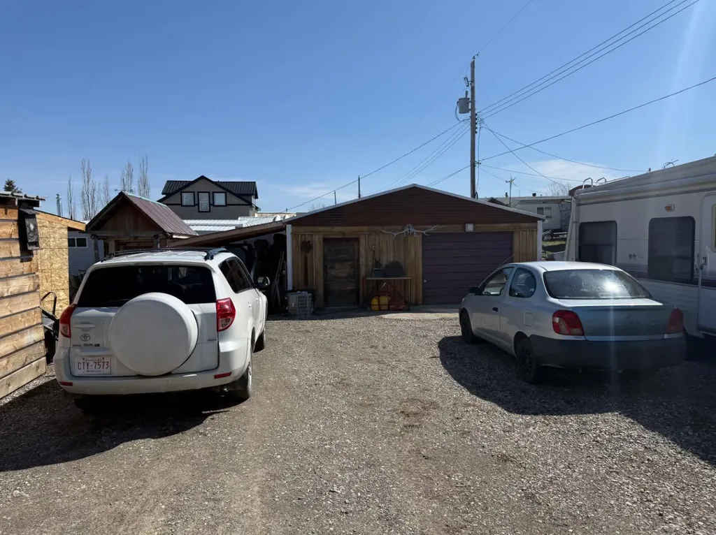 205 Hamilton Avenue Lundbreck AB T0K 1H0