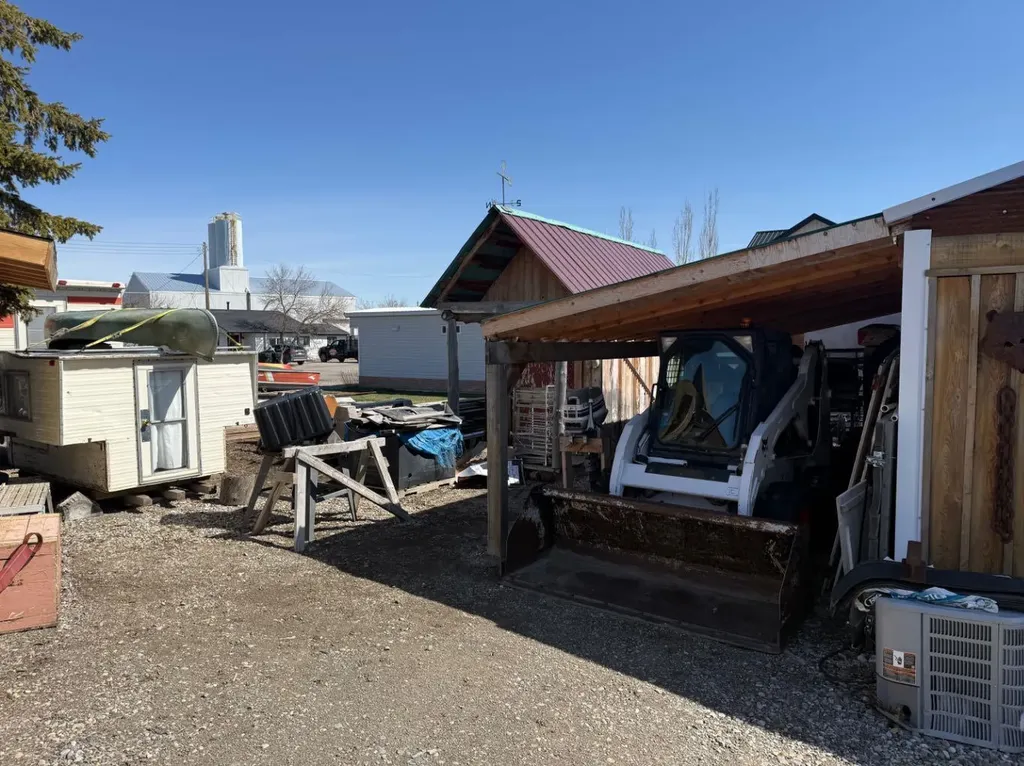 205 Hamilton Avenue Lundbreck AB T0K 1H0
