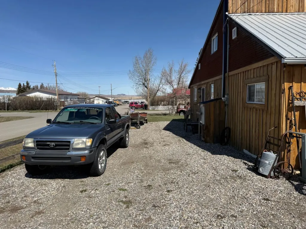 205 Hamilton Avenue Lundbreck AB T0K 1H0