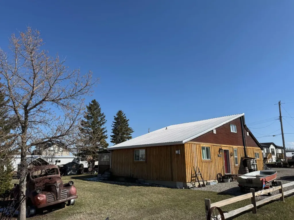 205 Hamilton Avenue Lundbreck AB T0K 1H0