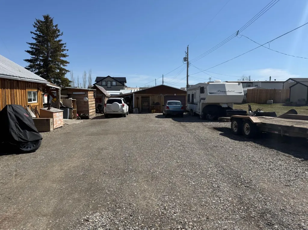 205 Hamilton Avenue Lundbreck AB T0K 1H0