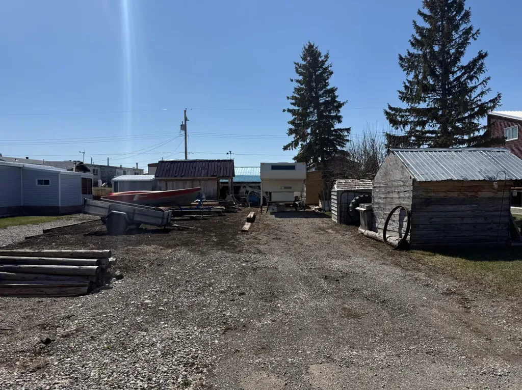 205 Hamilton Avenue Lundbreck AB T0K 1H0