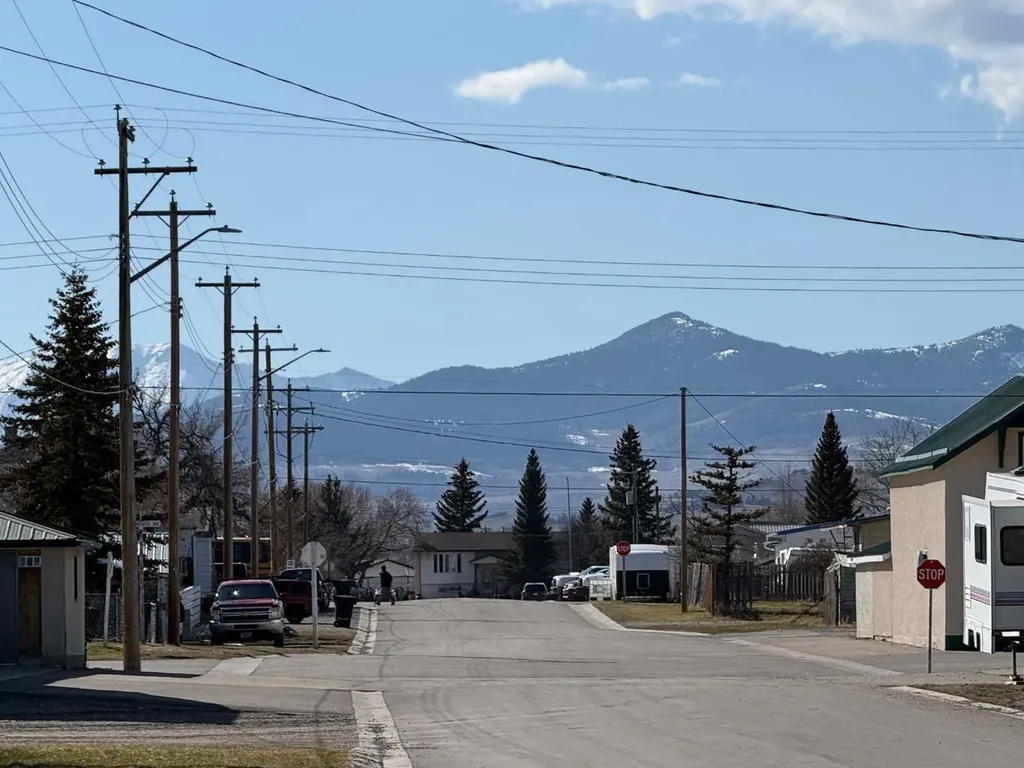 205 Hamilton Avenue Lundbreck AB T0K 1H0