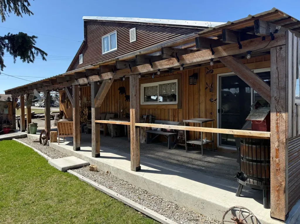 205 Hamilton Avenue Lundbreck AB T0K 1H0