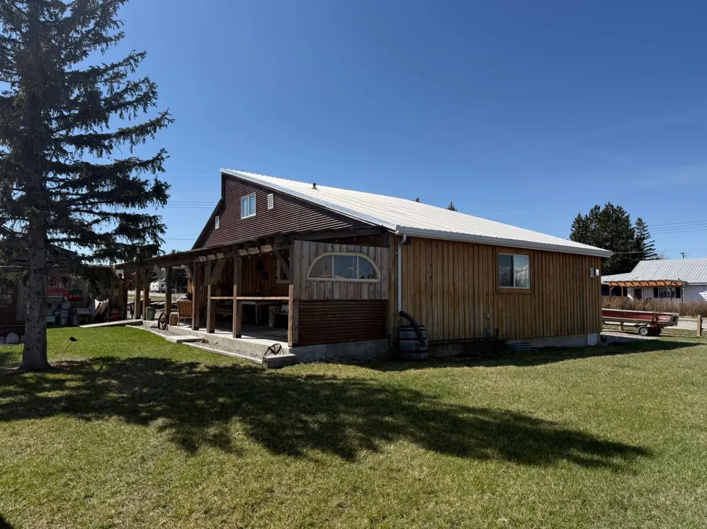 205 Hamilton Avenue Lundbreck AB T0K 1H0