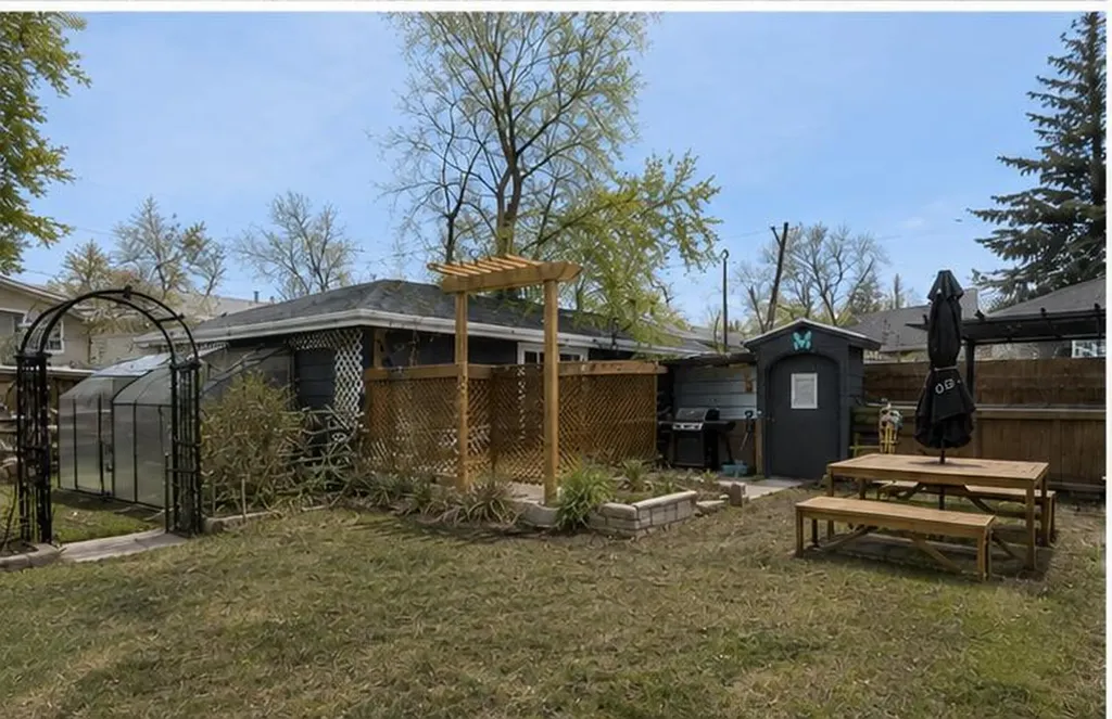 3423 1 Street NE Calgary AB T2E 3C6