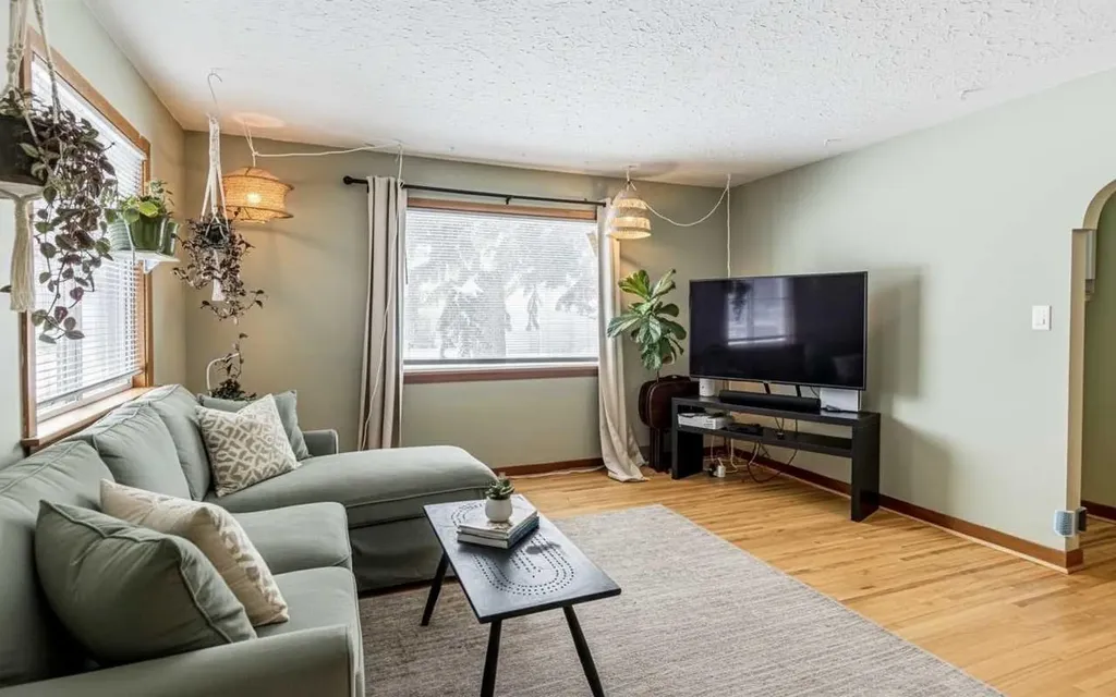 3423 1 Street NE Calgary AB T2E 3C6
