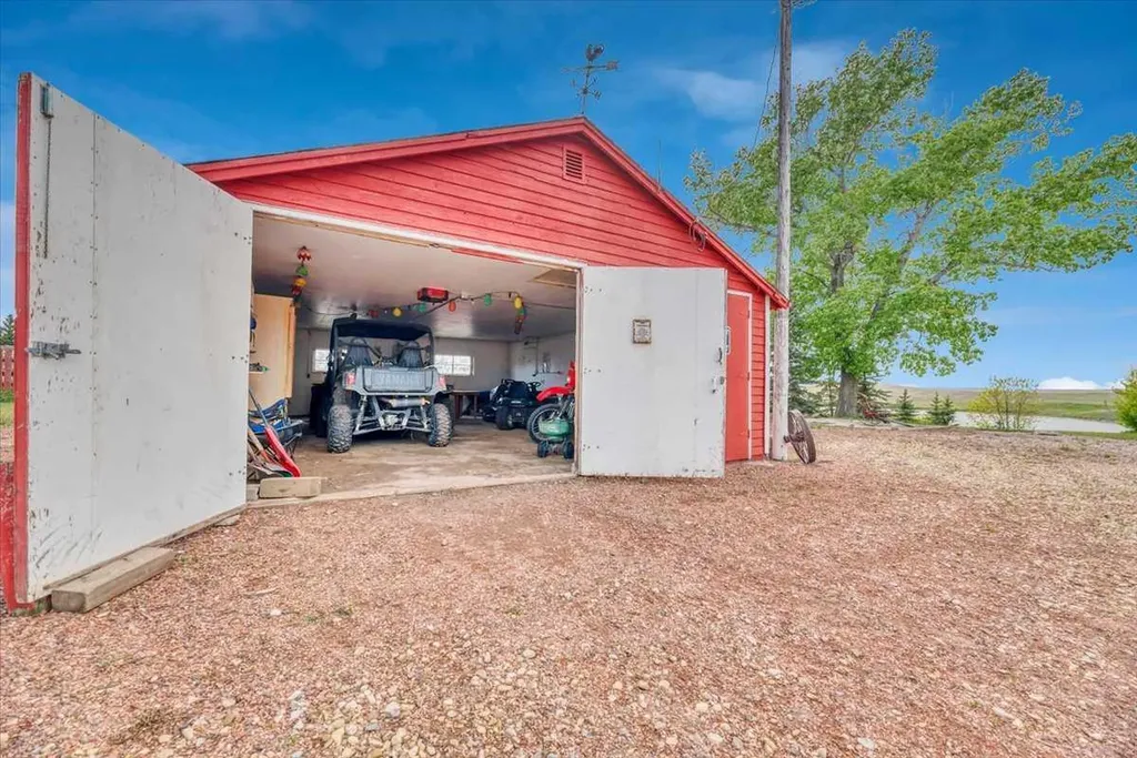204069 Township Road 262 Rural Wheatland County AB T0J 3G0