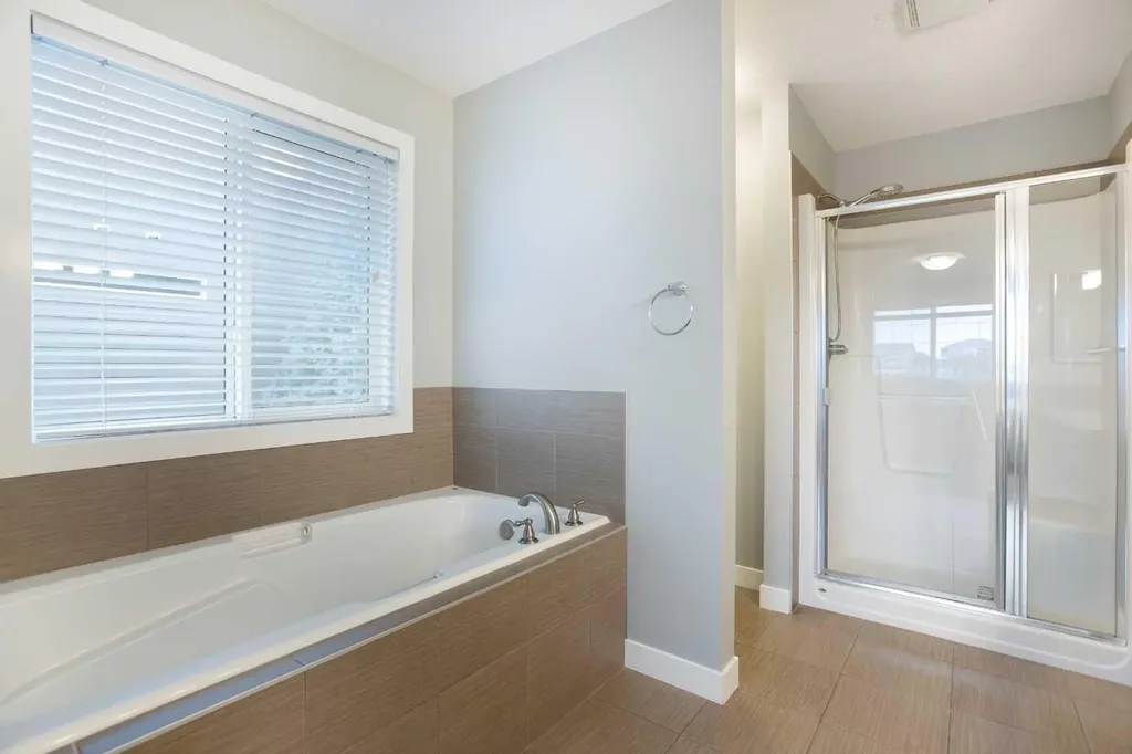 136 Rainbow Falls Glen Chestermere AB T1X 0S5