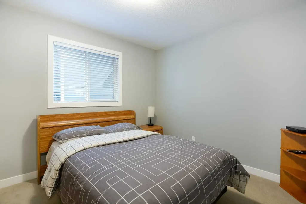 136 Rainbow Falls Glen Chestermere AB T1X 0S5