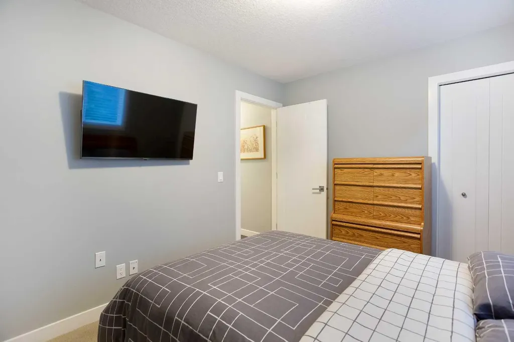 136 Rainbow Falls Glen Chestermere AB T1X 0S5