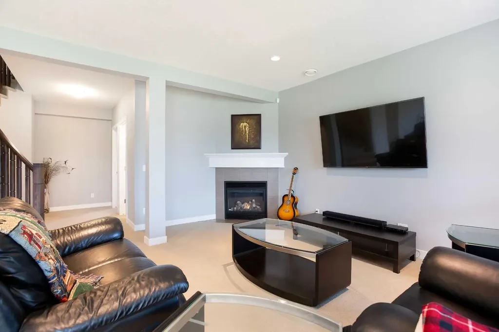 136 Rainbow Falls Glen Chestermere AB T1X 0S5