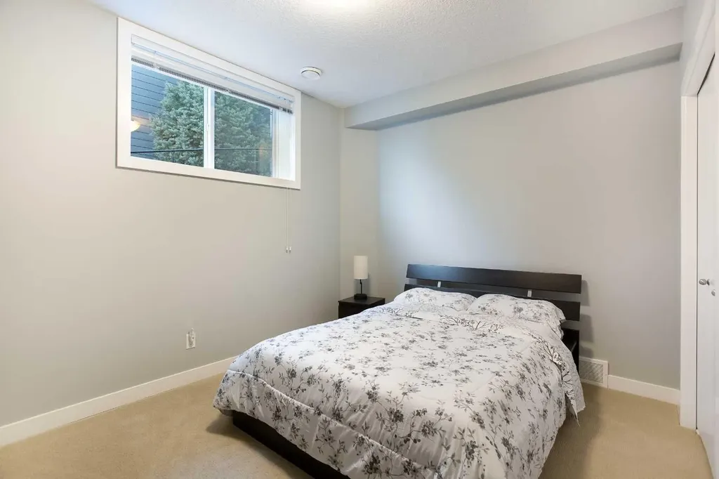 136 Rainbow Falls Glen Chestermere AB T1X 0S5