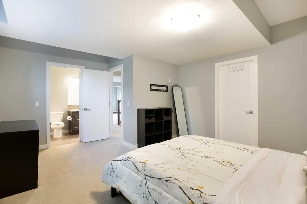 136 Rainbow Falls Glen Chestermere AB T1X 0S5