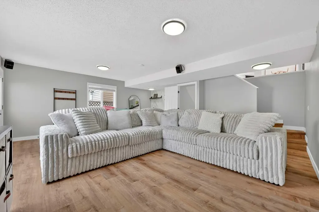 189 Copperfield Gardens SE Calgary AB T2Z4C2