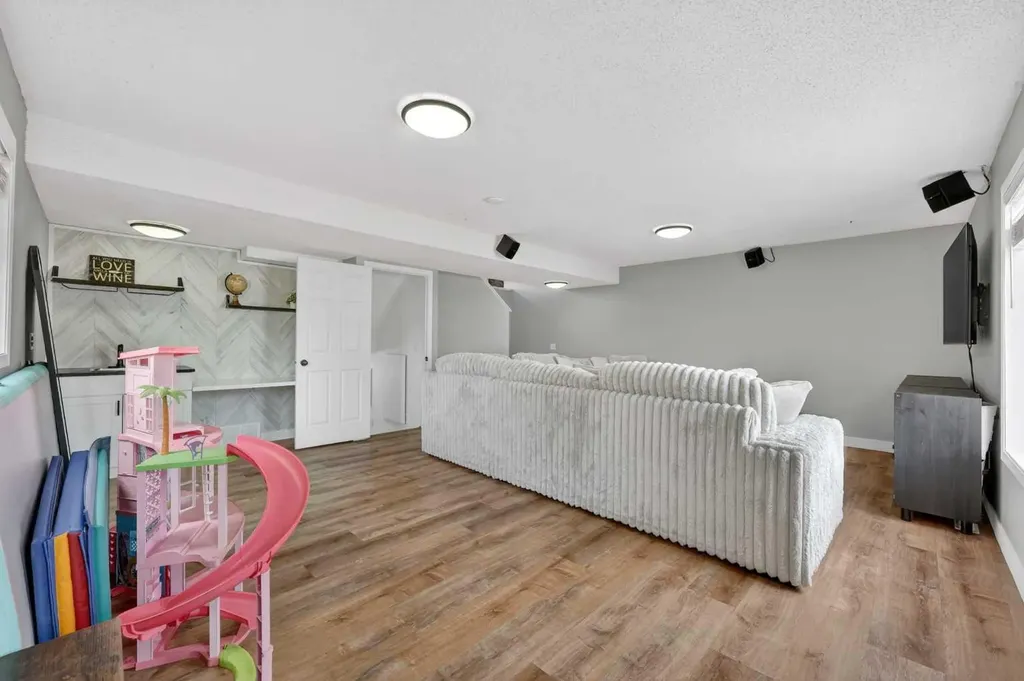 189 Copperfield Gardens SE Calgary AB T2Z4C2
