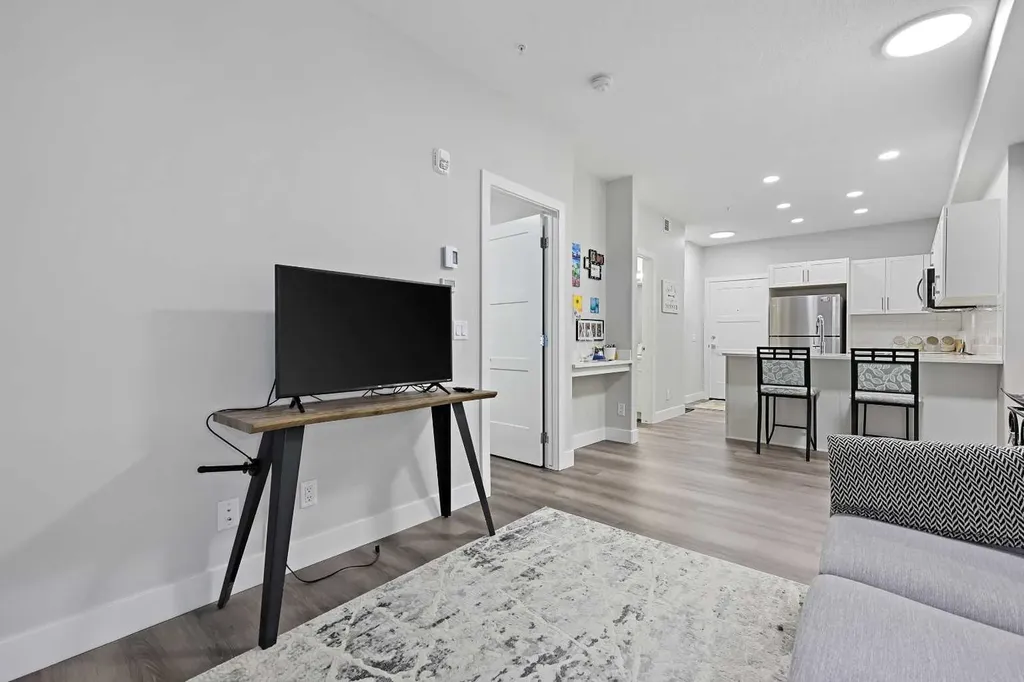 8355 19 Avenue SW Calgary AB T3H 6G3
