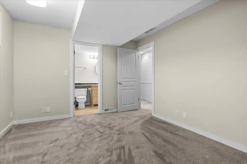 415 28 Avenue NW Calgary AB T2M 2K7