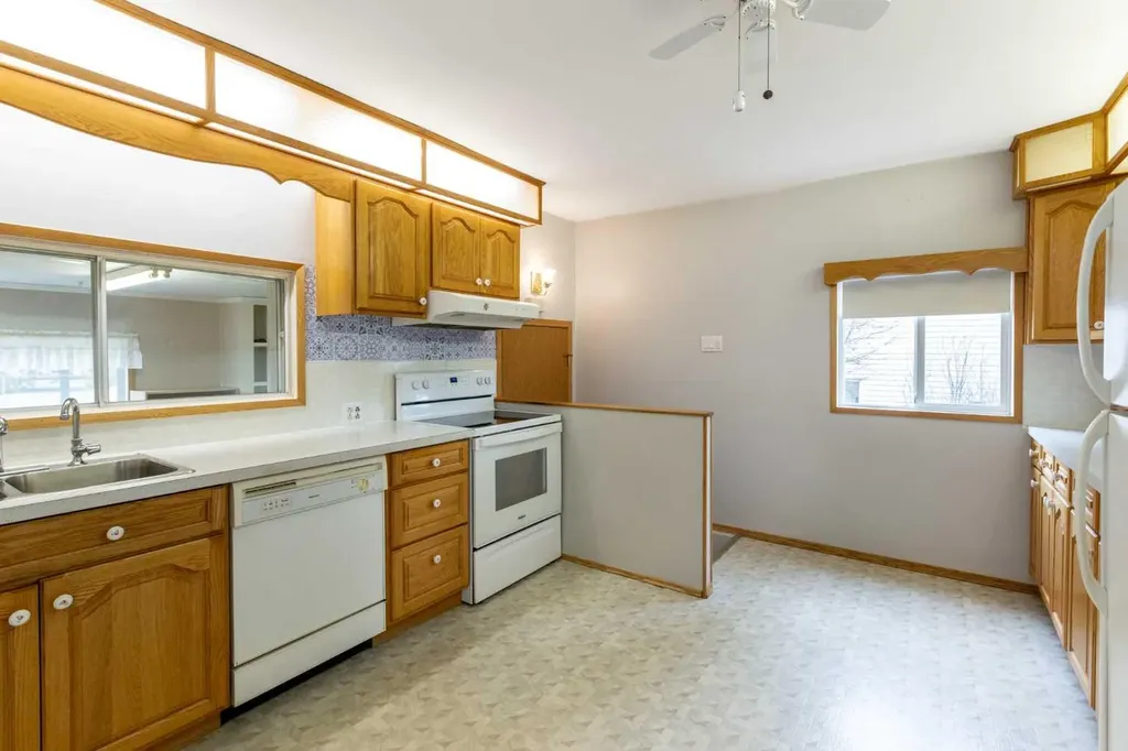 4108 49a Avenue Innisfail AB T4G 1J9