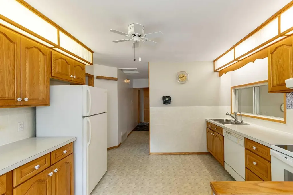 4108 49a Avenue Innisfail AB T4G 1J9