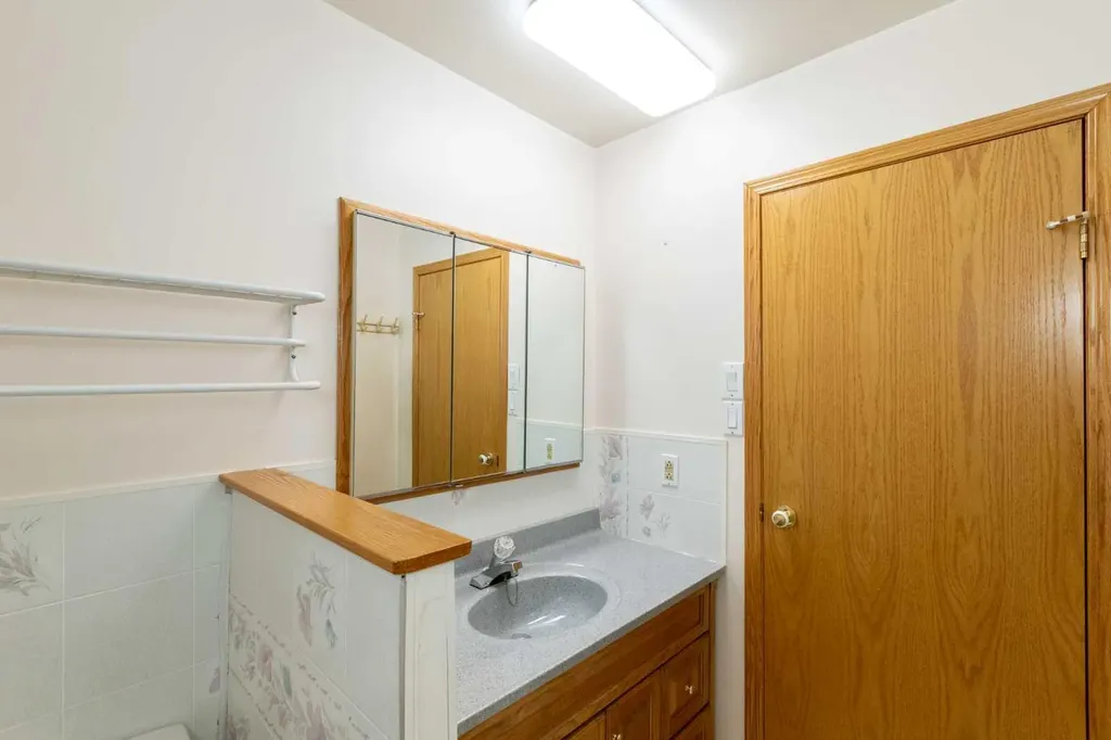 4108 49a Avenue Innisfail AB T4G 1J9