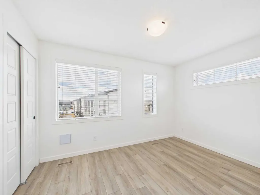 2480 210 Avenue SE Calgary AB t2x 4g1
