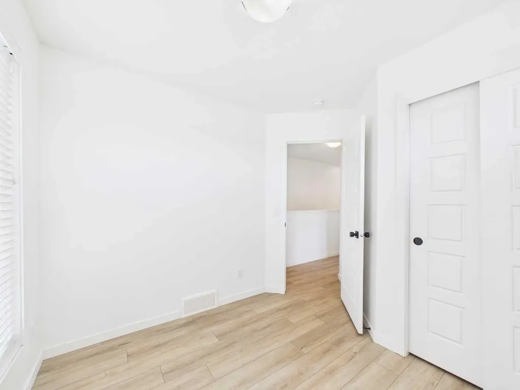 2480 210 Avenue SE Calgary AB t2x 4g1