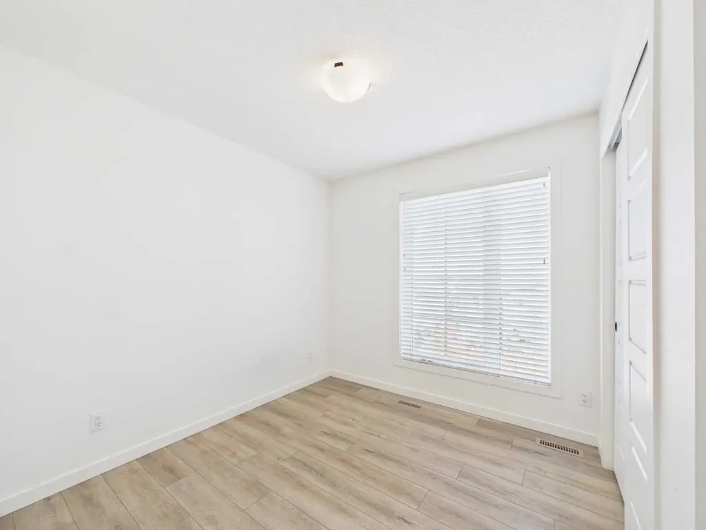 2480 210 Avenue SE Calgary AB t2x 4g1