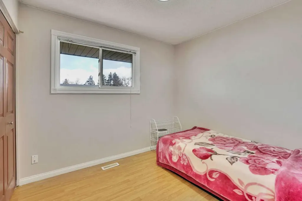 1004 Penrith Crescent SE Calgary AB T2A 2H7