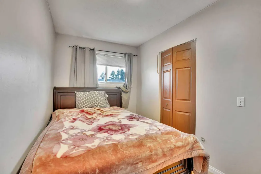 1004 Penrith Crescent SE Calgary AB T2A 2H7
