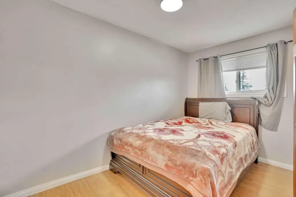 1004 Penrith Crescent SE Calgary AB T2A 2H7