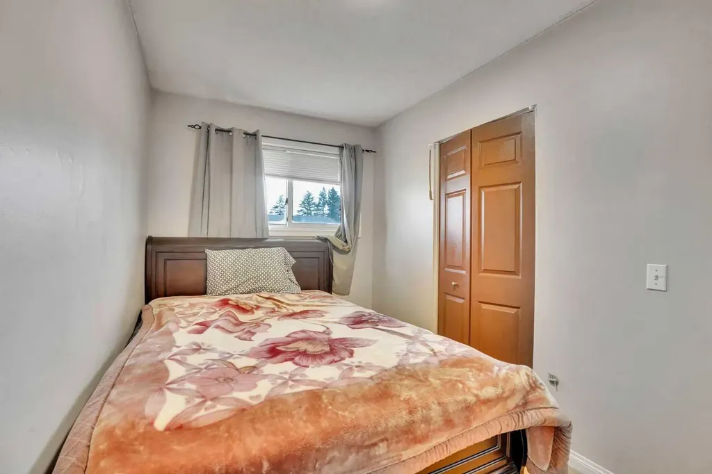 1004 Penrith Crescent SE Calgary AB T2A 2H7