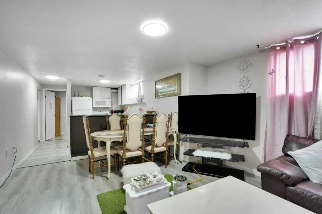 1004 Penrith Crescent SE Calgary AB T2A 2H7