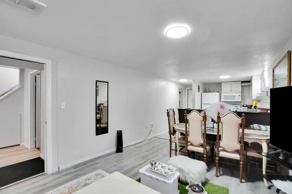 1004 Penrith Crescent SE Calgary AB T2A 2H7