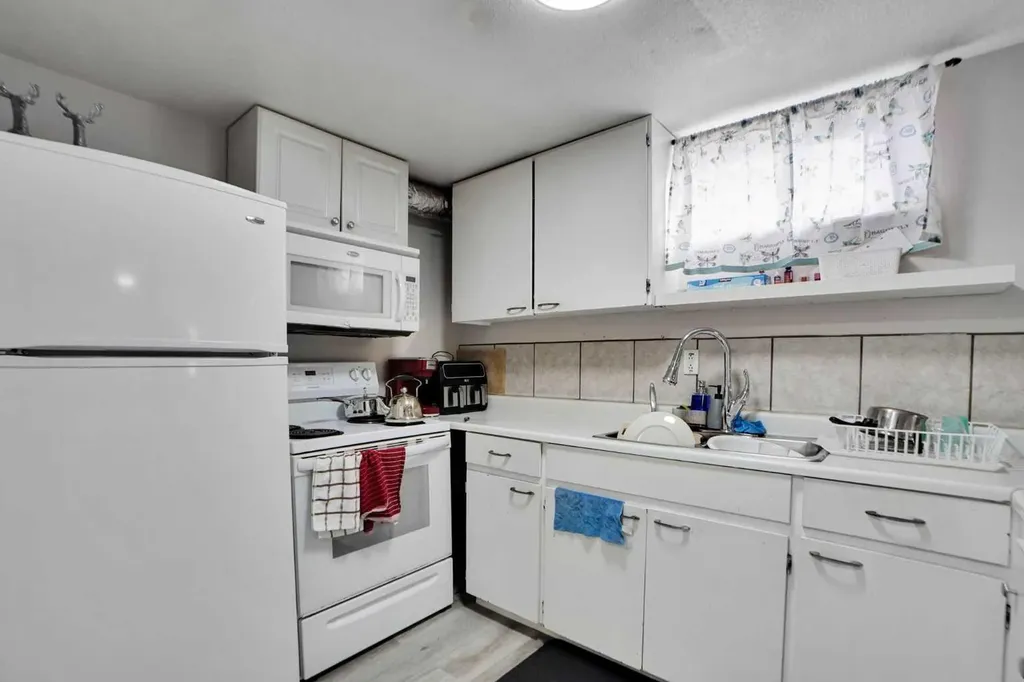1004 Penrith Crescent SE Calgary AB T2A 2H7