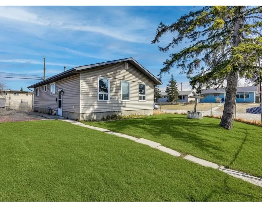 1004 Penrith Crescent SE Calgary AB T2A 2H7