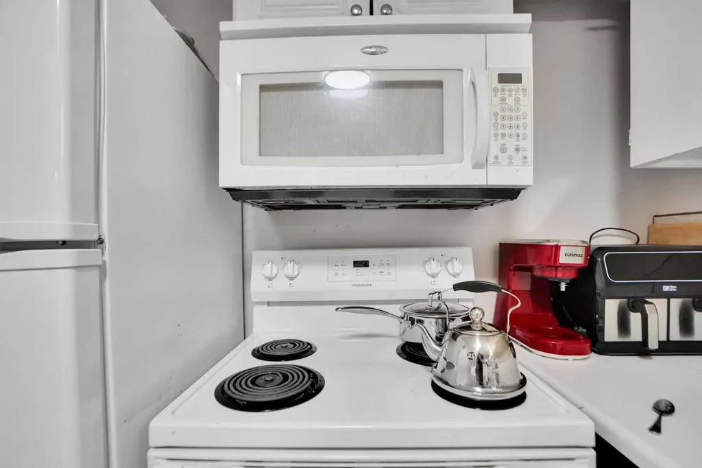 1004 Penrith Crescent SE Calgary AB T2A 2H7