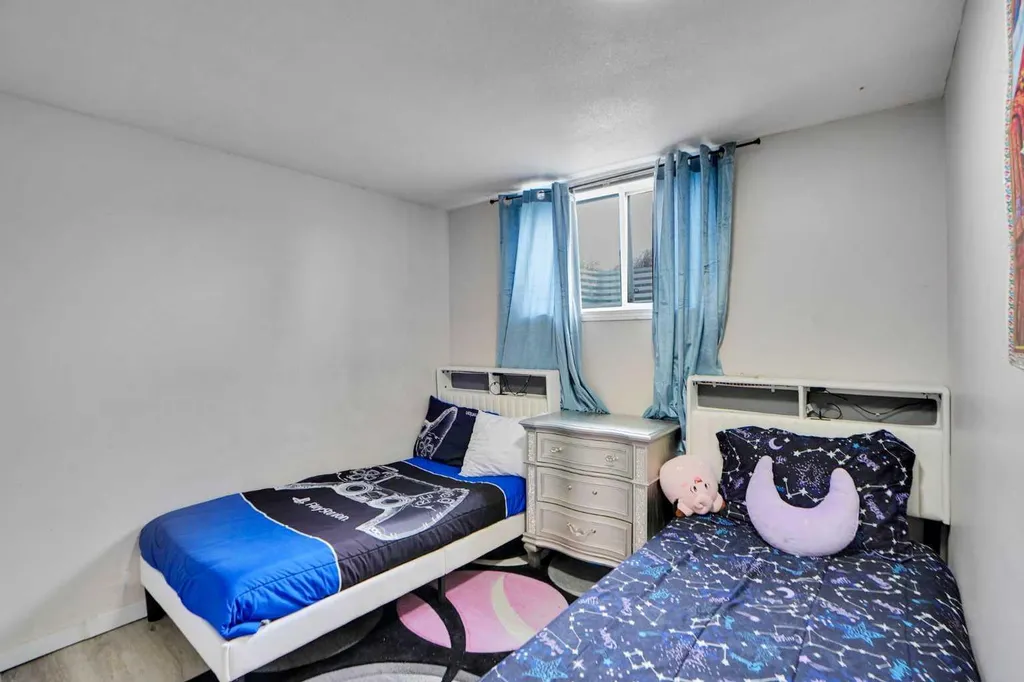 1004 Penrith Crescent SE Calgary AB T2A 2H7