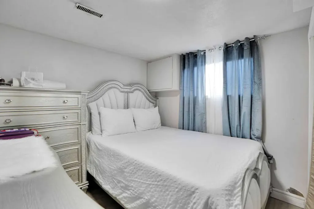 1004 Penrith Crescent SE Calgary AB T2A 2H7