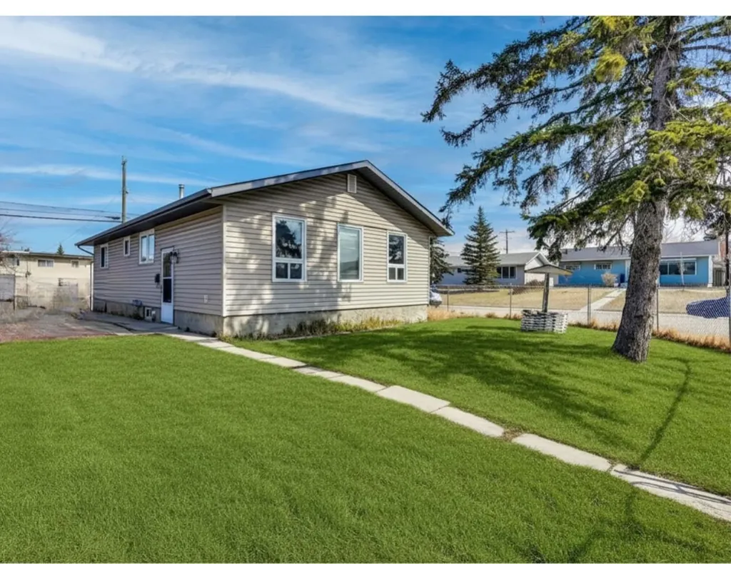 1004 Penrith Crescent SE Calgary AB T2A 2H7