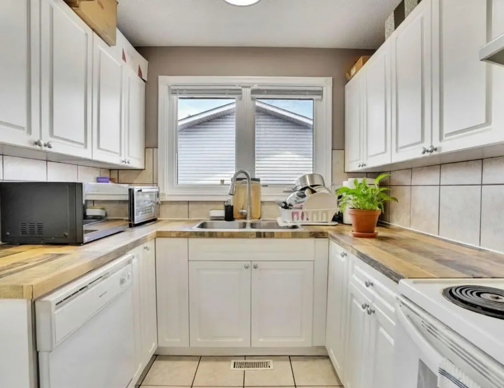 1004 Penrith Crescent SE Calgary AB T2A 2H7