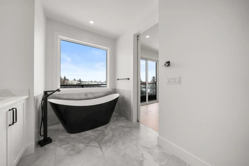1907 28 Avenue SW Calgary AB T2T 1K2