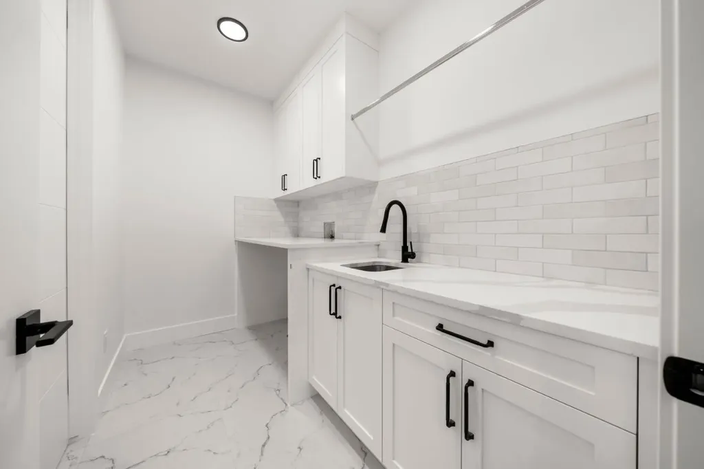 1907 28 Avenue SW Calgary AB T2T 1K2