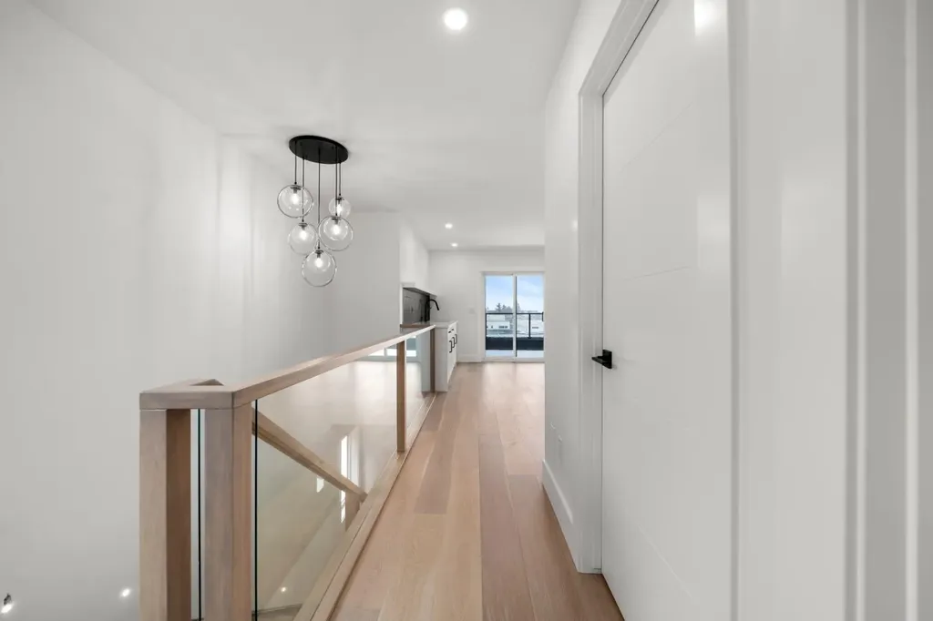 1907 28 Avenue SW Calgary AB T2T 1K2