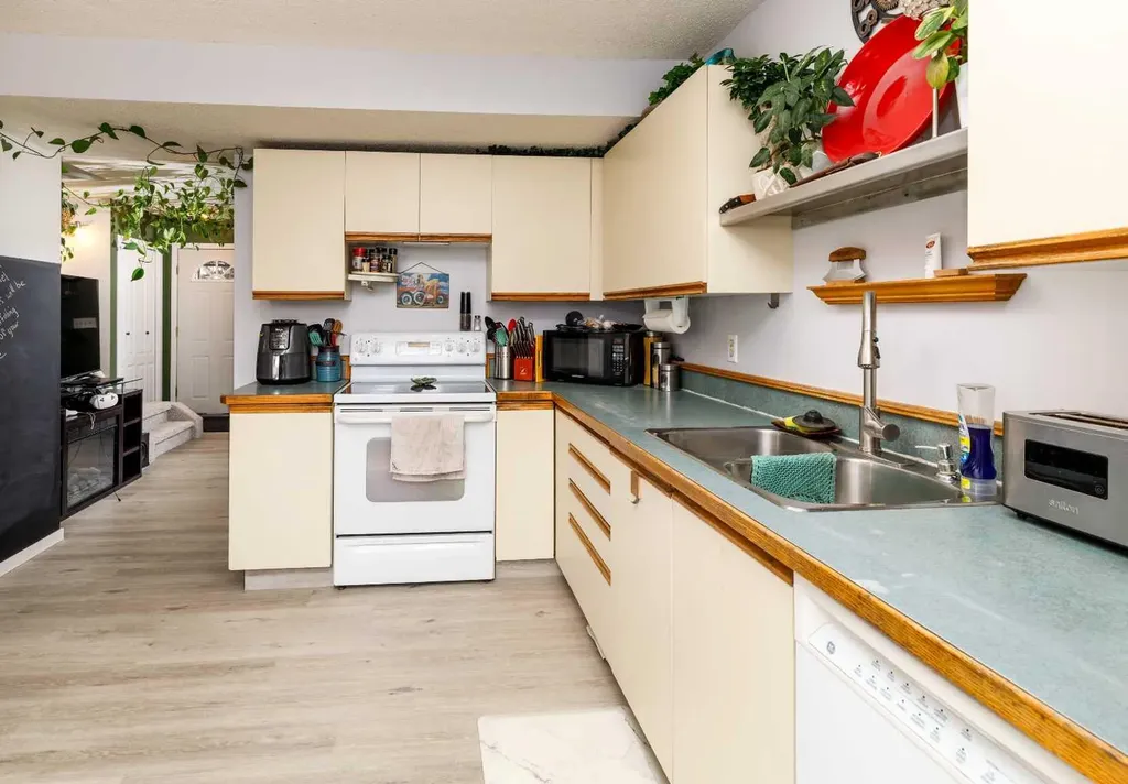 27 Kovac Red Deer AB T4P 3M6