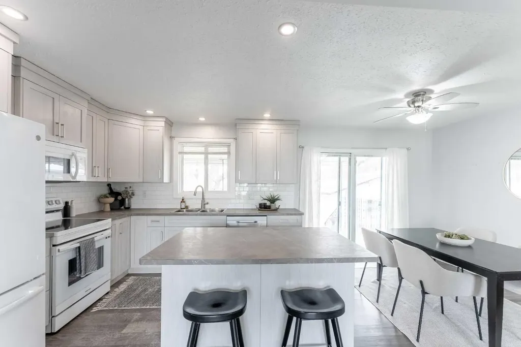 235 15 Street N Lethbridge AB T1H 2X5