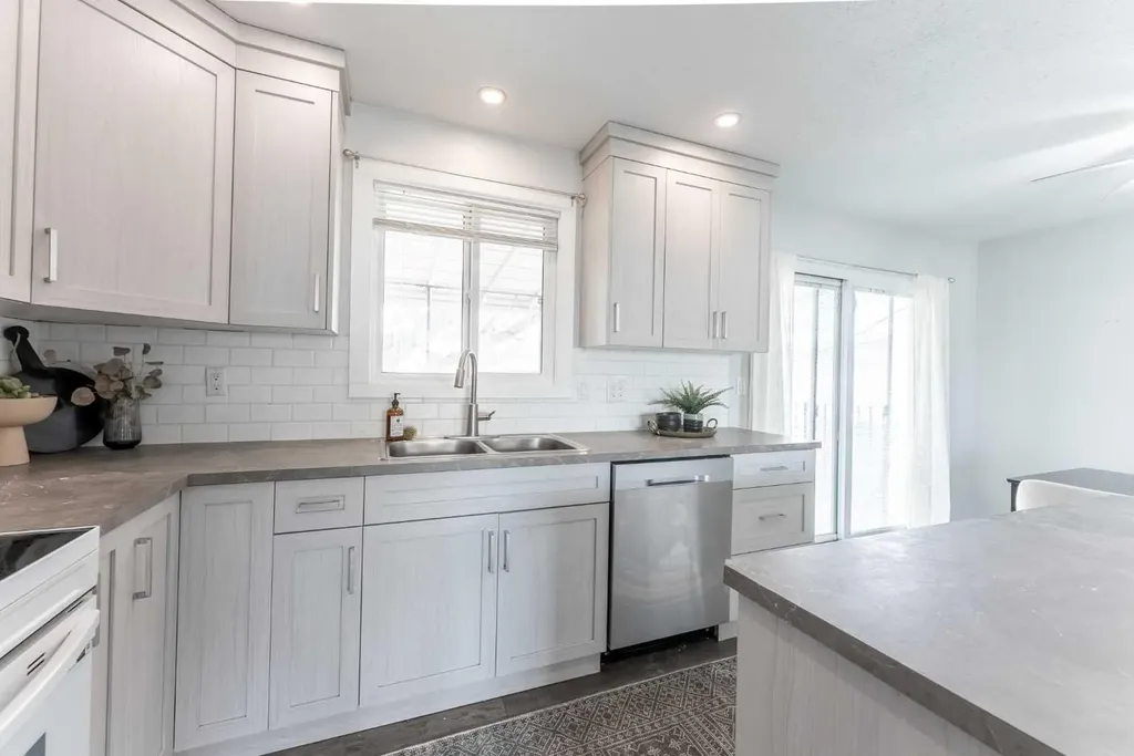 235 15 Street N Lethbridge AB T1H 2X5